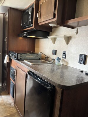 Microwave, coffee/tea maker - Cozy RV Camper in tranquil Brandon near everything (Brandon)
