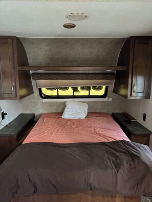 1 bedroom, WiFi - Cozy RV Camper in tranquil Brandon near everything (Brandon)