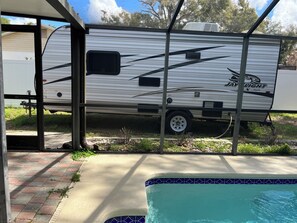 Outdoor pool - Cozy RV Camper in tranquil Brandon near everything (Brandon)
