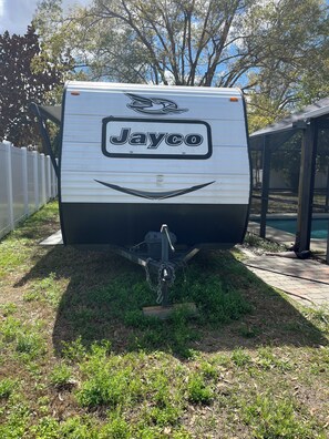 Property grounds - Cozy RV Camper in tranquil Brandon near everything (Brandon)
