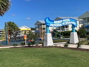 Un espace de jeux pour enfants avec une pancarte indiquant : « Parc de jeux à la mémoire de Brandy Myers ».