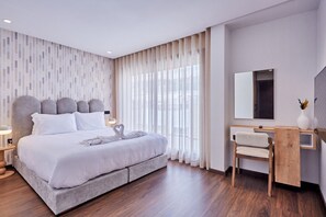 2 habitaciones, escritorio y tabla de planchar con plancha 
