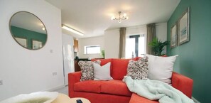 TV, offices - Stylish 2BR Swansea Apt - Sleeps 5 - Free Parking (Maritime Quarter)