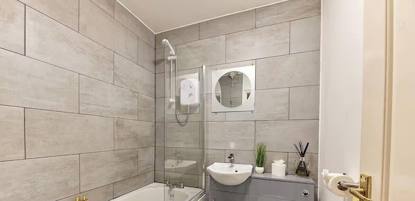 Shower, hair dryer, towels - Stylish 2Bed Whitley Bay Apt | Sleeps 06 | Parking (Tyne and Wear)