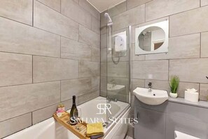 Shower, hair dryer, towels - Stylish 2Bed Whitley Bay Apt | Sleeps 06 | Parking (Tyne and Wear)