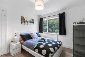 3 bedrooms, desk, iron/ironing board, WiFi - Family - Contractor Stay - Pet Friendly - Parking (Consett)