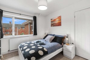 3 bedrooms, desk, iron/ironing board, WiFi - Family - Contractor Stay - Pet Friendly - Parking (Consett)