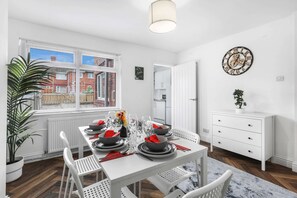 Dining - Family - Contractor Stay - Pet Friendly - Parking (Consett)