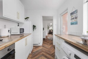 Een koelkast, een magnetron, een oven, een kookplaat