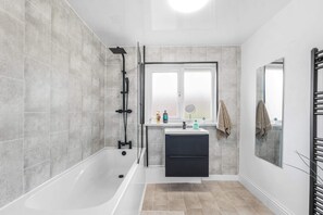 Shower, hair dryer, towels, shampoo - Family - Contractor Stay - Pet Friendly - Parking (Consett)
