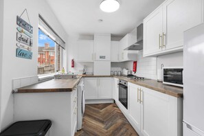 Een koelkast, een magnetron, een oven, een kookplaat