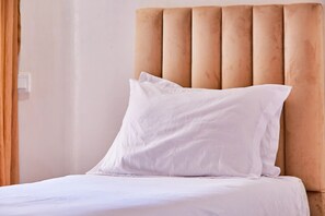3 Schlafzimmer, Schreibtisch, Bügeleisen/Bügelbrett, Reisekinderbett