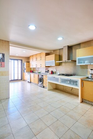 Fridge, microwave, oven, stovetop - Casablanca 3 Bed Uni in Triangle D`Or W/ Parking (Casablanca)
