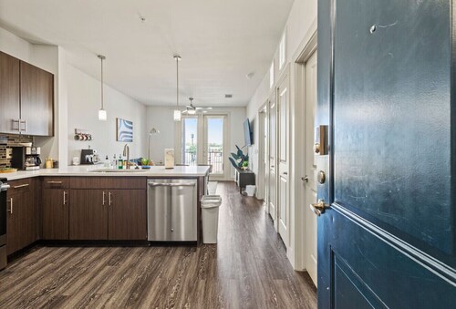 Sunlit Midtown Suite • Pool & Gym Bliss