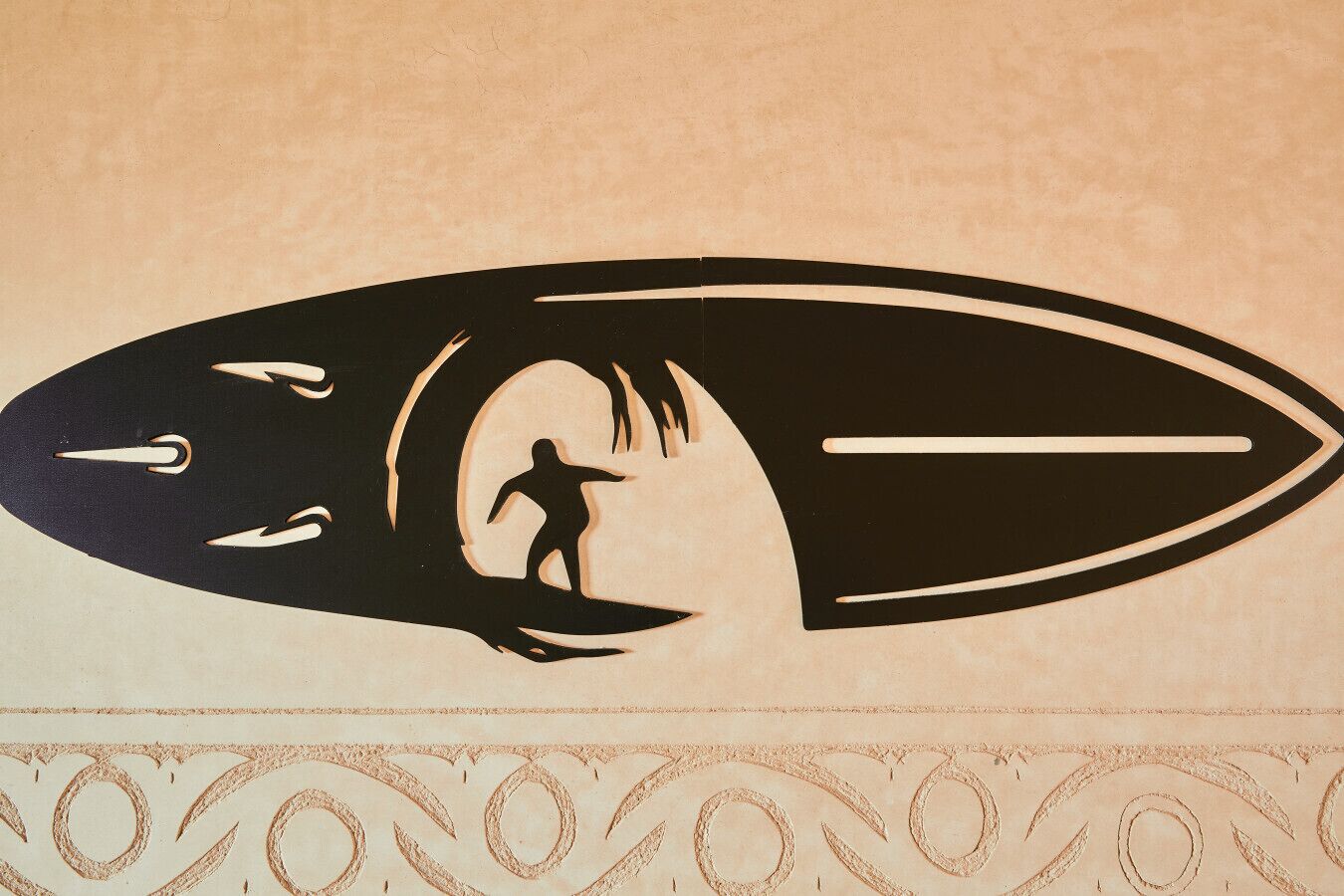 Een gestileerd grafisch beeld van een persoon die op een golf surft, met een silhouet van een surfer en golfpatronen.