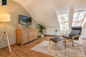 Una televisión, libros, un reproductor estéreo