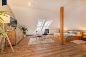 Escritorio, tabla de planchar con plancha, wifi gratis