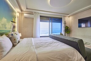 1 habitación, escritorio, tabla de planchar con plancha y cuna de viaje 