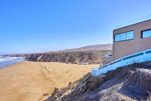 Beach nearby, beach towels - Surf & Fun Beachfront Stay in Mirleft With Balcony (Mirleft)