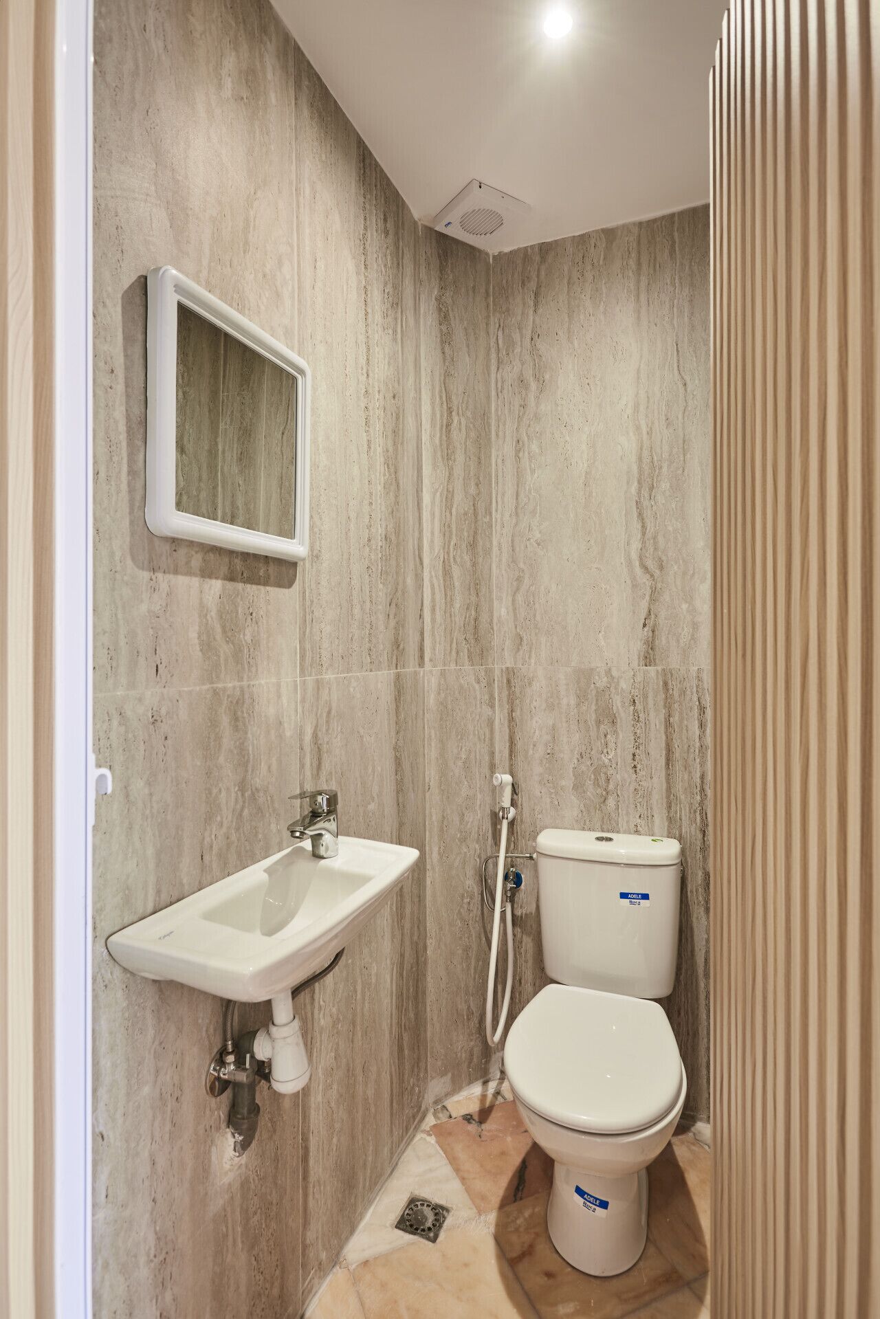 Un baño con lavamanos, inodoro y ducha.