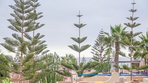 Un complexe hôtelier bordé de palmiers, avec vue sur la mer.