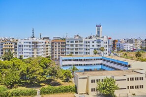 Exterior - Spacious 2 Bed Flat with City Views & Free Parking (Dar-el-Beida)