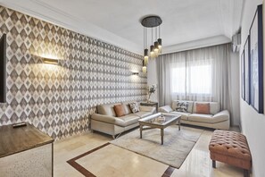 TV - Spacious 2 Bed Flat with City Views & Free Parking (Dar-el-Beida)