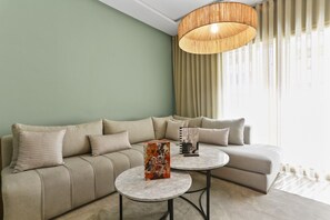 Smart TV - Serene One Bed Oasis in the Heart Of The Medina (Dar-el-Beida)