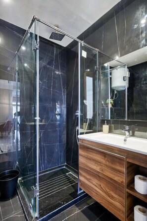 Shower, hair dryer, bidet, towels - Your Home Away from Home: 2 Bed Flat W/ Parking (Casablanca)