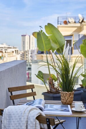 Outdoor dining - Sleek and Modern 2-Bed Unit in Downtown Casa (Casablanca)