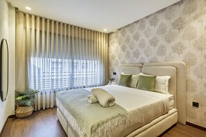 1 habitación, escritorio, tabla de planchar con plancha y cuna de viaje 