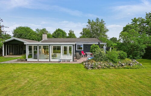 Stunning home in Dronningmølle with WiFi