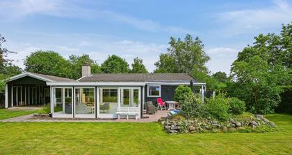 Stunning home in Dronningmølle with WiFi