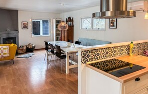 Dining - Awesome home in Dronningmølle with WiFi (Dronningmølle)