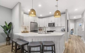 Fridge, microwave, oven, stovetop - Kings Cove! 2 Private Pool! 300yds to Beach (Panama City Beach)