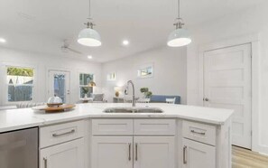 Interior - Kings Cove! 2 Private Pool! 300yds to Beach (Panama City Beach)