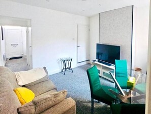 House, 3 Bedrooms | Living room - Cozy Haven Near Glenfield & LRI Hospitals (Leicester)