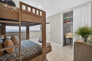 Silitysrauta/-lauta, vauvan matkasänky, ilmainen Wi-Fi, vuodevaatteet