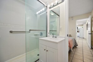 Shower, towels - Downtown Condo Close to the Boardwalk with a Pool (Ocean City)