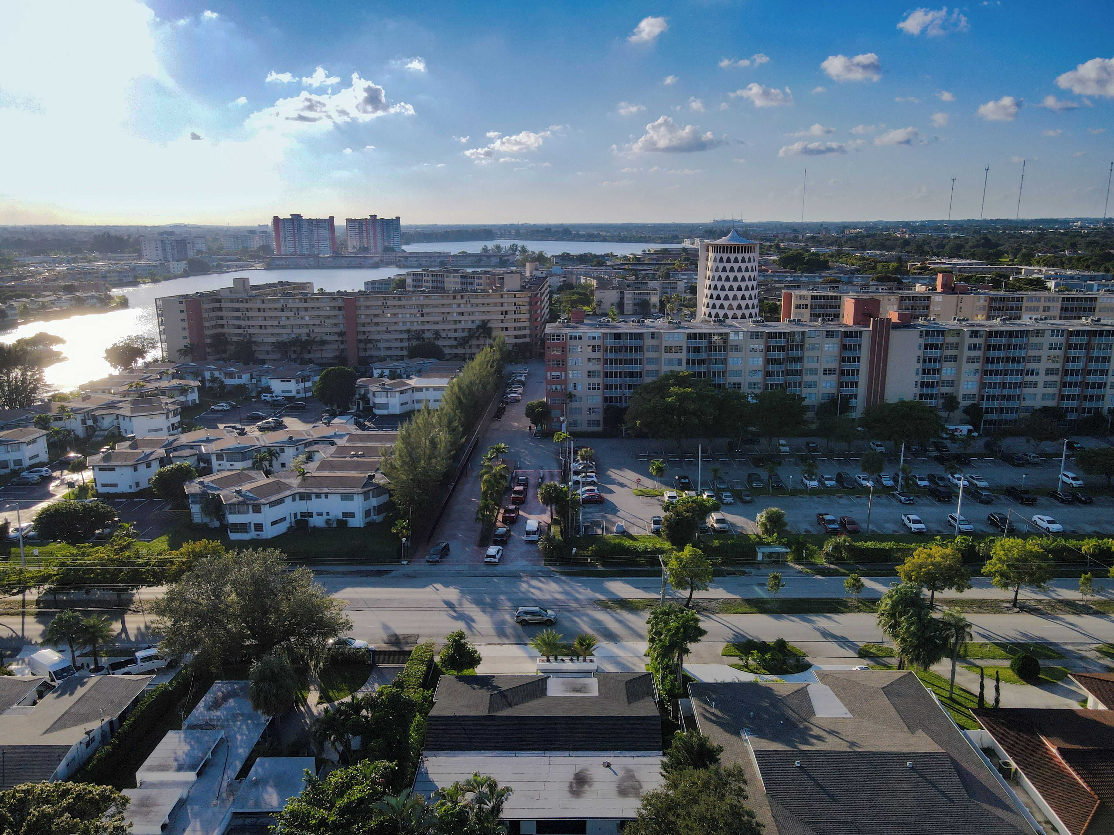 Een woongebied met meerlaags gebouwen, een parkeerplaats en een rivier op de achtergrond.