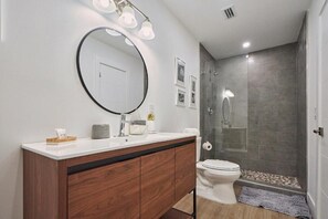 Comfort-rum - uteplats - utsikt mot trädgården | Badrum | Dusch