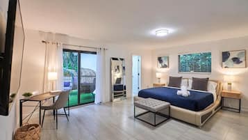 Comfort-rum - uteplats - utsikt mot trÀdgÄrden | Skrivbord, strykjÀrn/strykbrÀda och gratis wi-fi