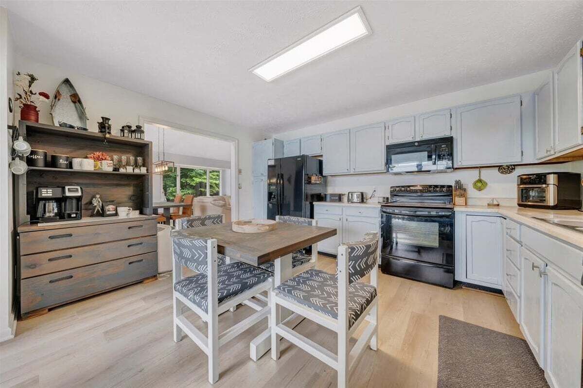 House, Multiple Beds, Patio (LAKE Sundance) | Private kitchen