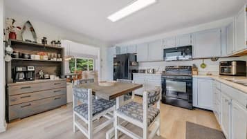 House, Multiple Beds, Patio (LAKE Sundance) | Private kitchen