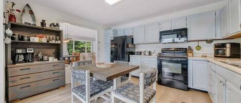 House, Multiple Beds, Patio (LAKE Sundance) | Private kitchen