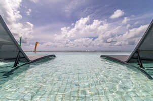 Apartamento | Piscina | Piscina externa, guarda-sóis, espreguiçadeiras