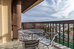 Outdoor dining - APTO Pé na Areia | Vista para o Mar | Barra Bali | Destino BSM 213 (Barra de São Miguel)