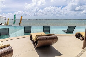 Outdoor pool, pool umbrellas, pool loungers - APTO Pé na Areia | Vista para o Mar | Barra Bali | Destino BSM 213 (Barra de São Miguel)