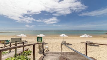 En la playa, arena blanca, camas de playa gratis