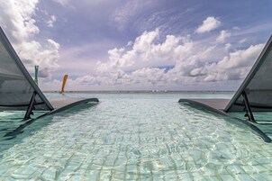 Piscina externa, guarda-sóis, espreguiçadeiras